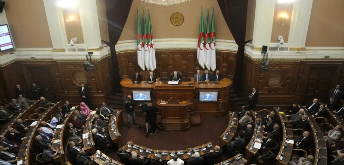 Algérie : le Parlement adopte une loi historique qualifiant la colonisation française de crime d’État