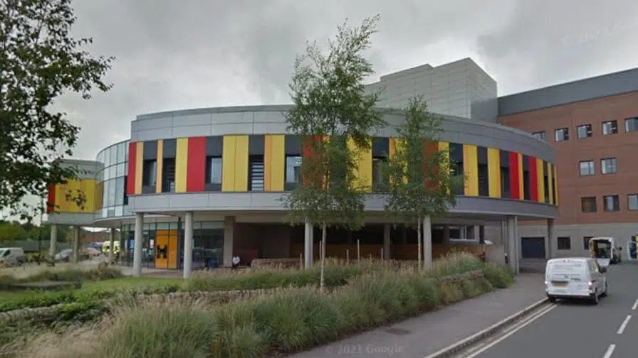Angleterre : un ancien médecin inculpé pour agressions sexuelles sur ses patients
