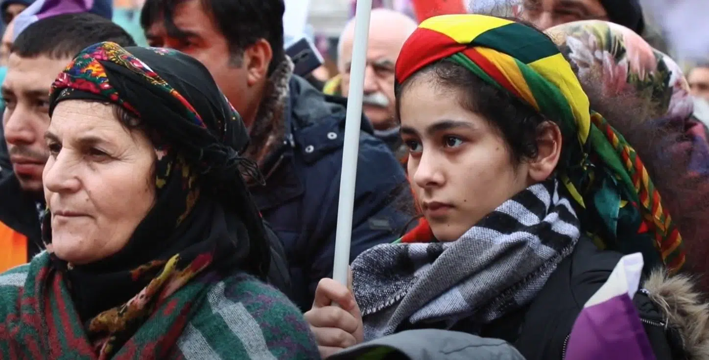 À Erbil, les tresses deviennent symbole de résistance féminine kurde