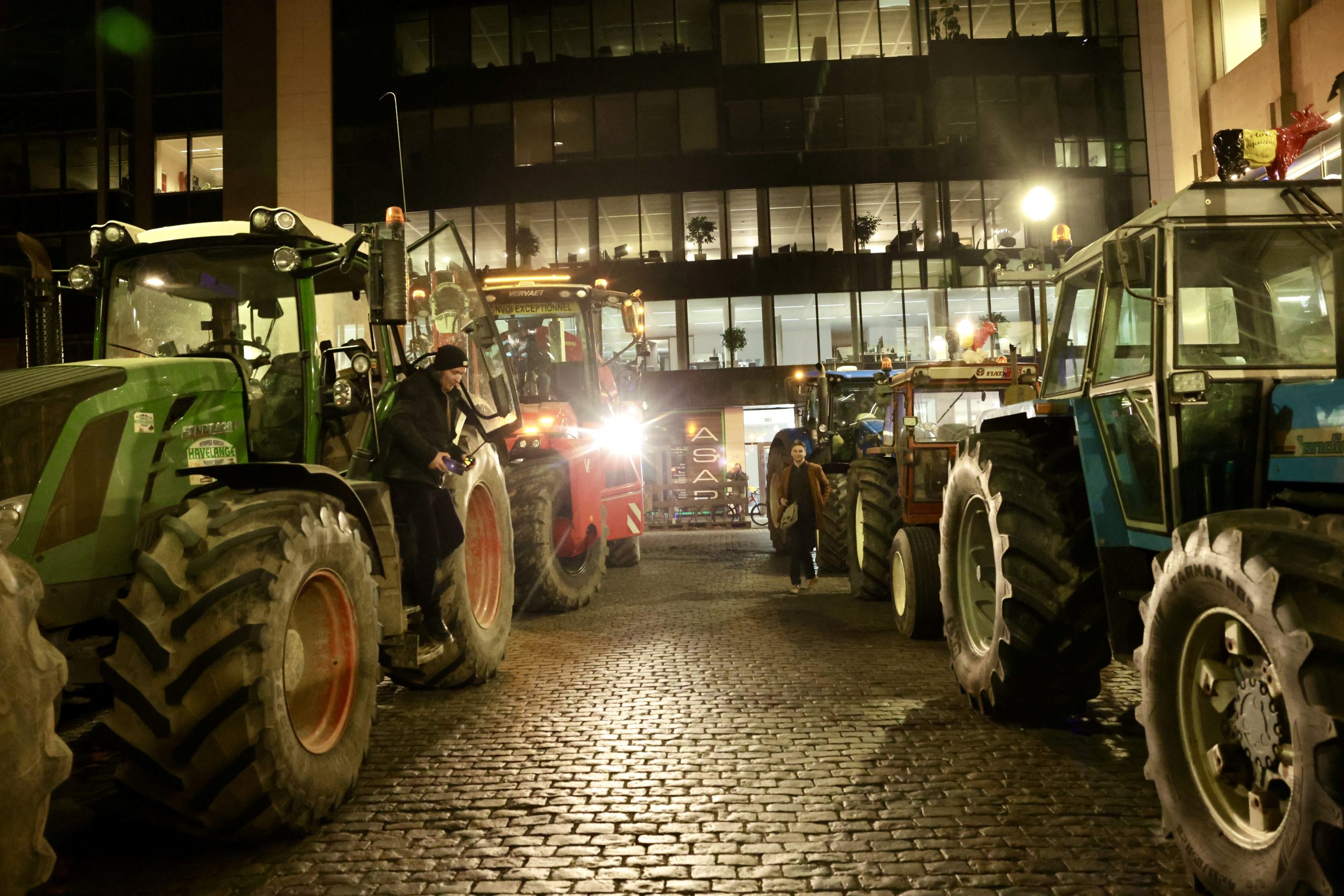 À Angoulême, les agriculteurs frappent dans la nuit pour alerter Bruxelles
