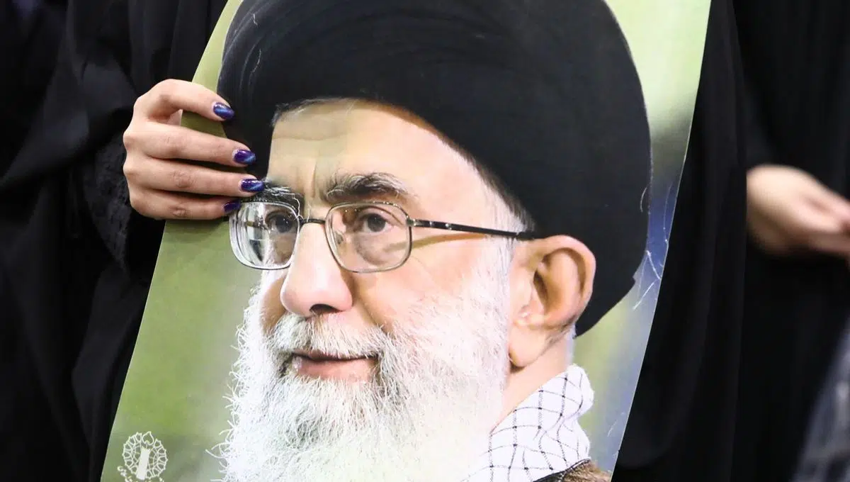 Mort de Ali Khamenei : Téhéran confirme, la riposte s’intensifie