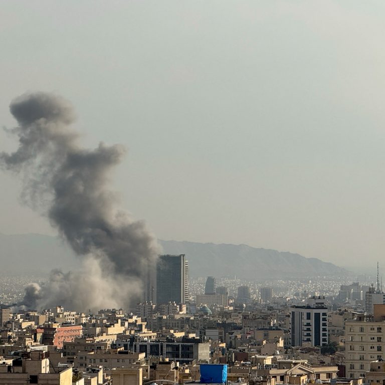 Guerre en Iran : Téhéran à moitié vidée de ses habitants, répression et inquiétudes environnementales