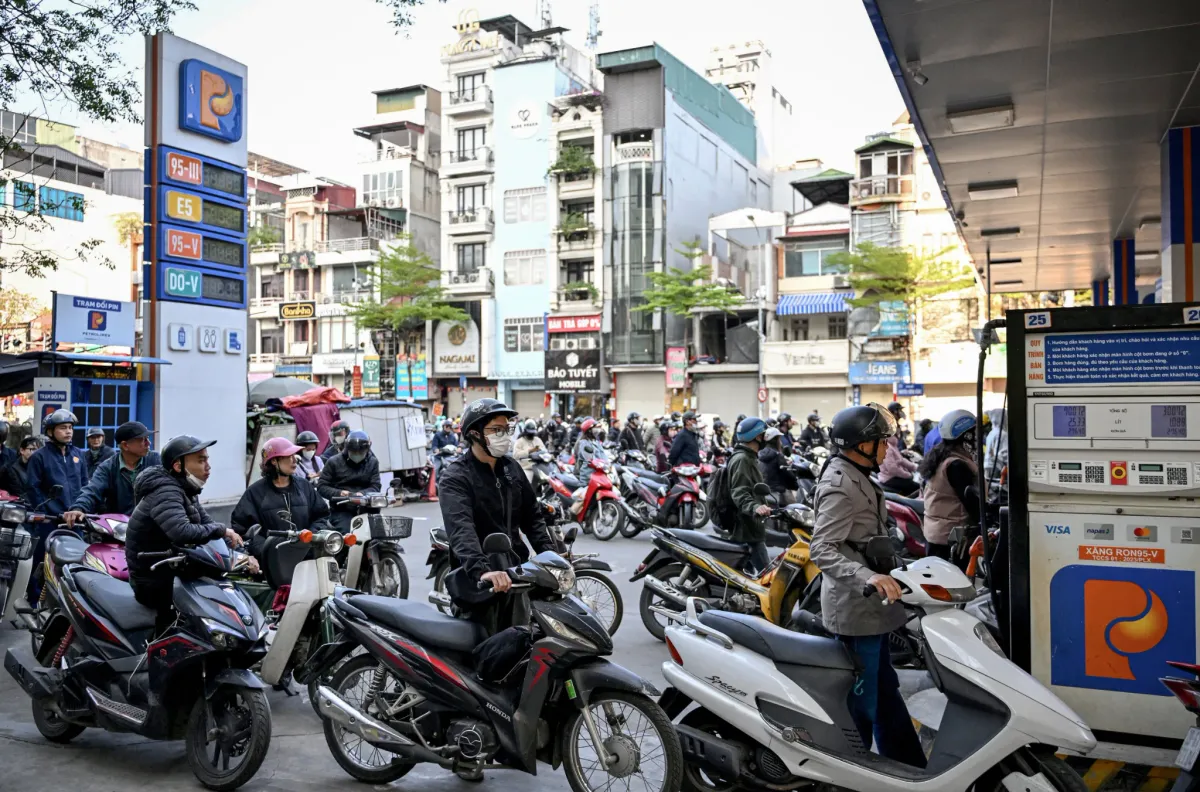 Vietnam : la flambée des prix du carburant provoque de longues files dans les stations-service