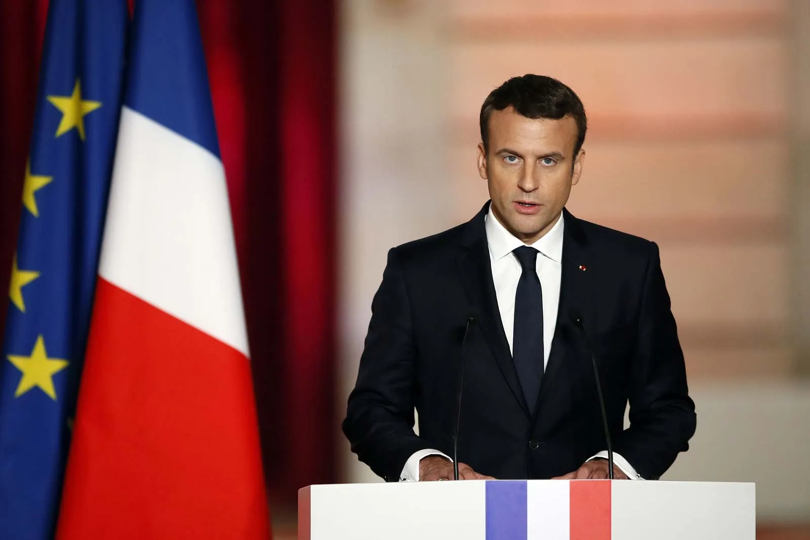 Crise chez Grasset : Macron défend le pluralisme, Mélenchon salue son intervention