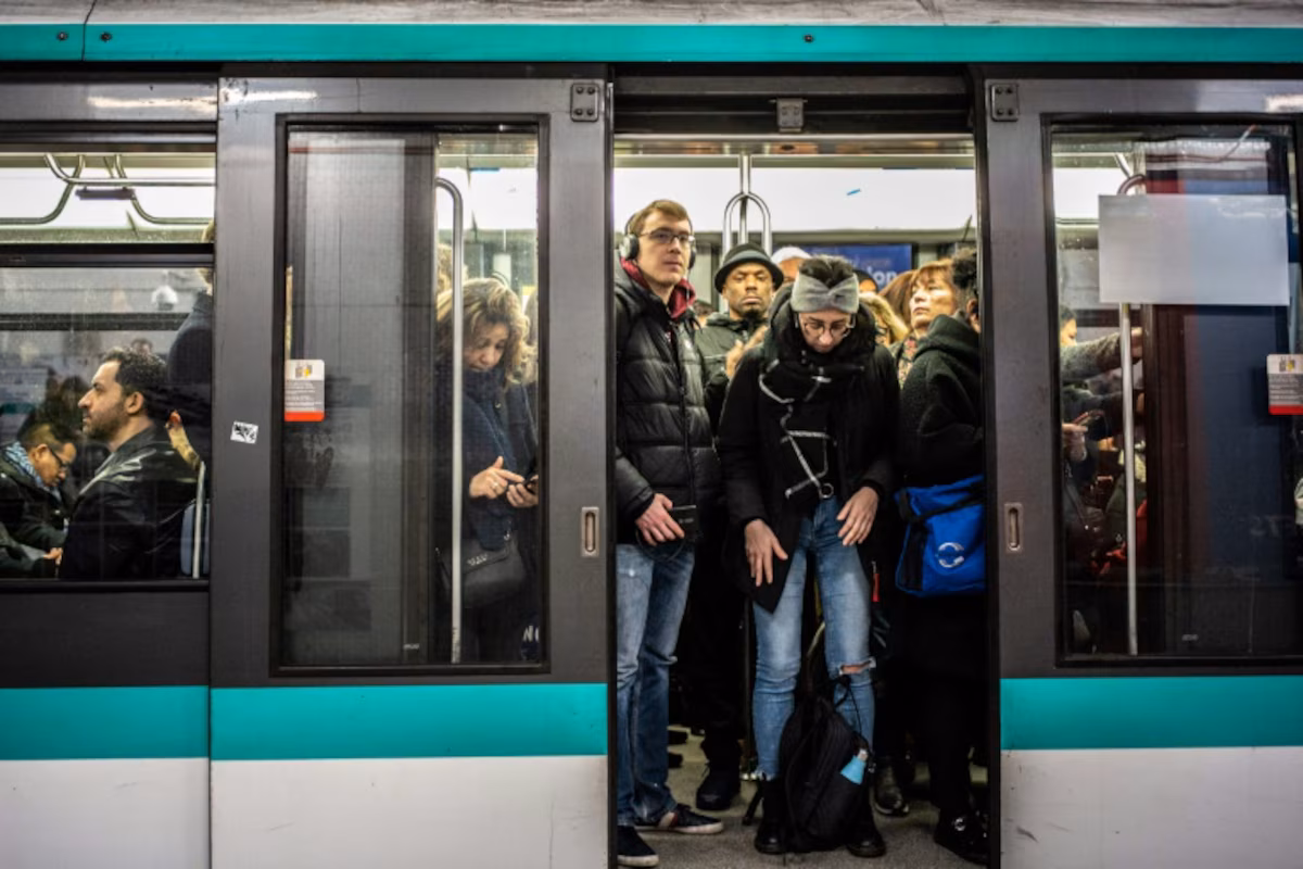 Métro parisien : un adolescent de 17 ans agressé à l’arme blanche dans une rame de la ligne 5