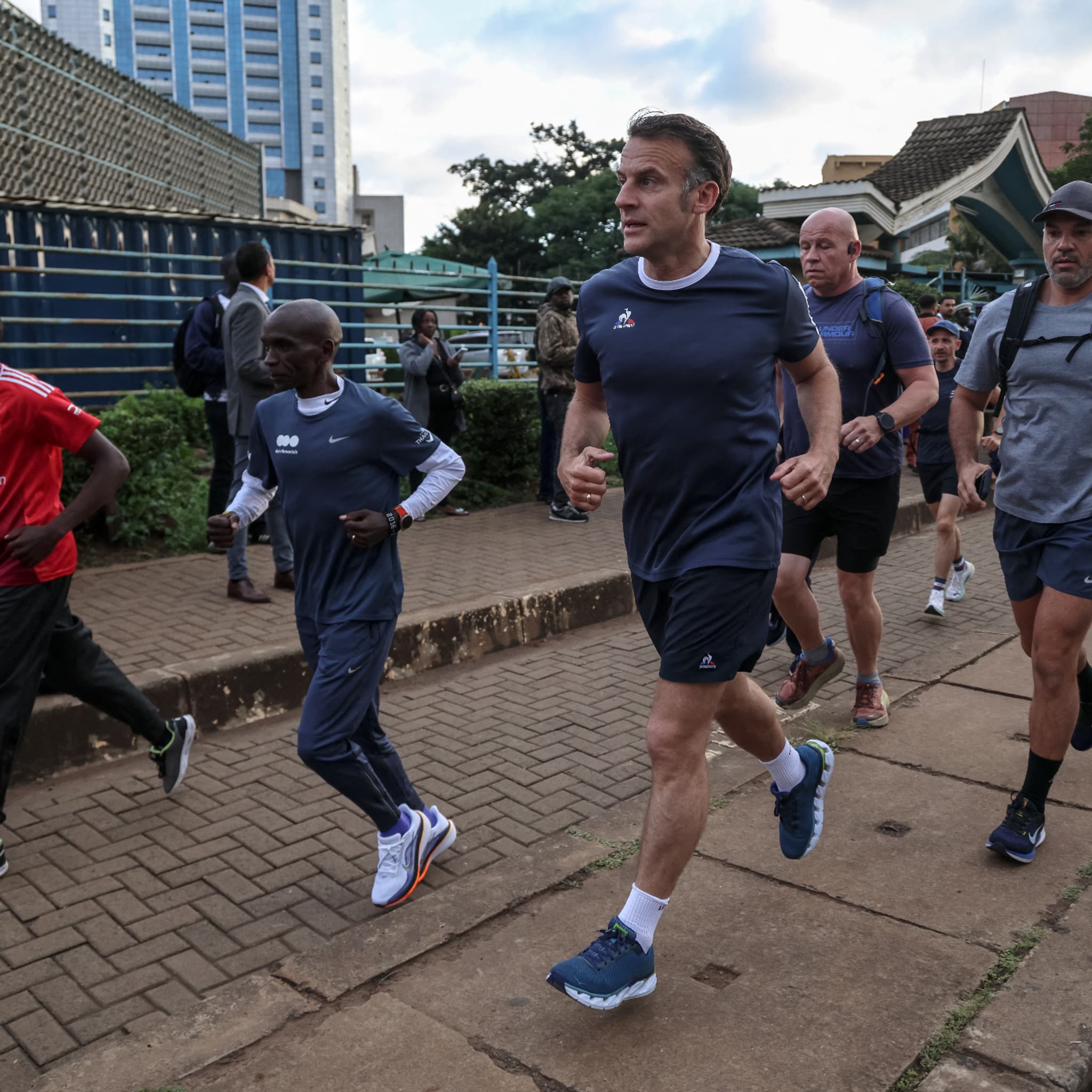 Emmanuel Macron en jogging à Nairobi avec Eliud Kipchoge lors de sa tournée africaine