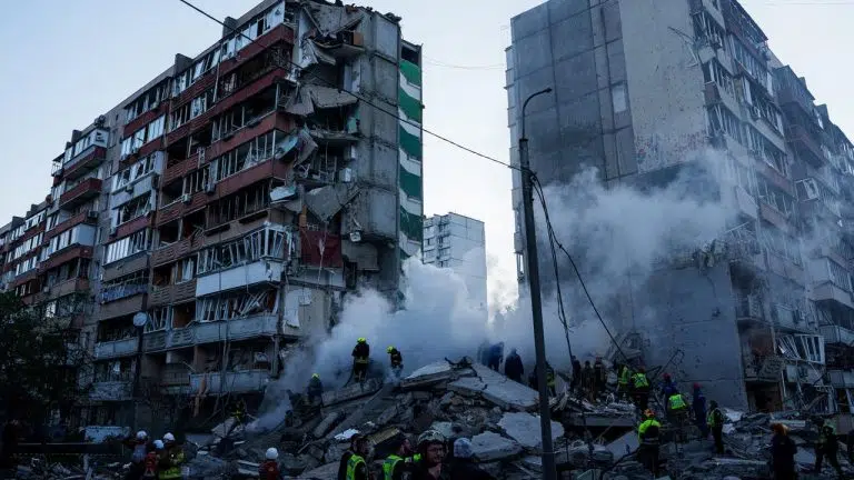 Kiev frappée par une attaque russe massive, au moins quatre morts