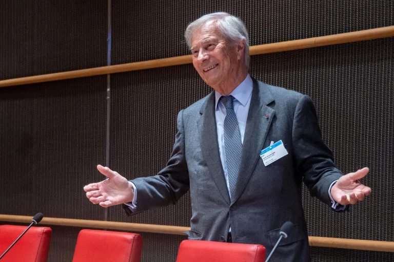 Canal+ contre-attaque après une pétition visant Vincent Bolloré