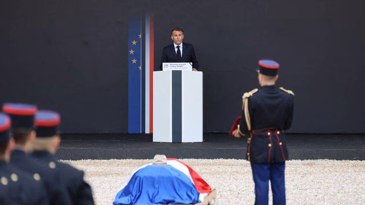 Le président français Emmanuel Macron prononce un discours lors d'un hommage national au défunt philosophe et sociologue français Edgar Morin à l'Hôtel des Invalides à Paris le 2 juin 2026