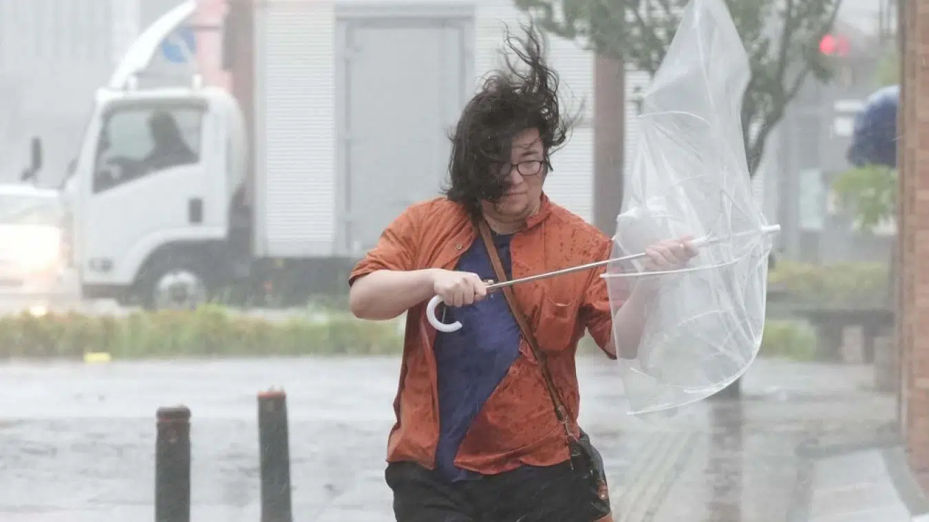 Japon : deux tempêtes tropicales provoquent des annulations de vols et une alerte aux inondations