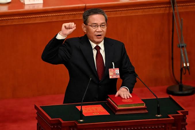 Li Qiang alerte sur les risques de l’IA et appelle à une gouvernance mondiale renforcée