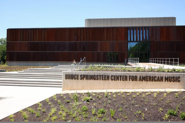 Ouverture du Bruce Springsteen Center : un hommage à la musique américaine et à “The Boss”