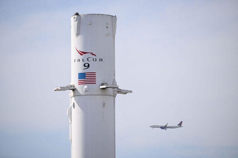 SpaceX entre en Bourse et affiche ses ambitions pour la Lune et Mars