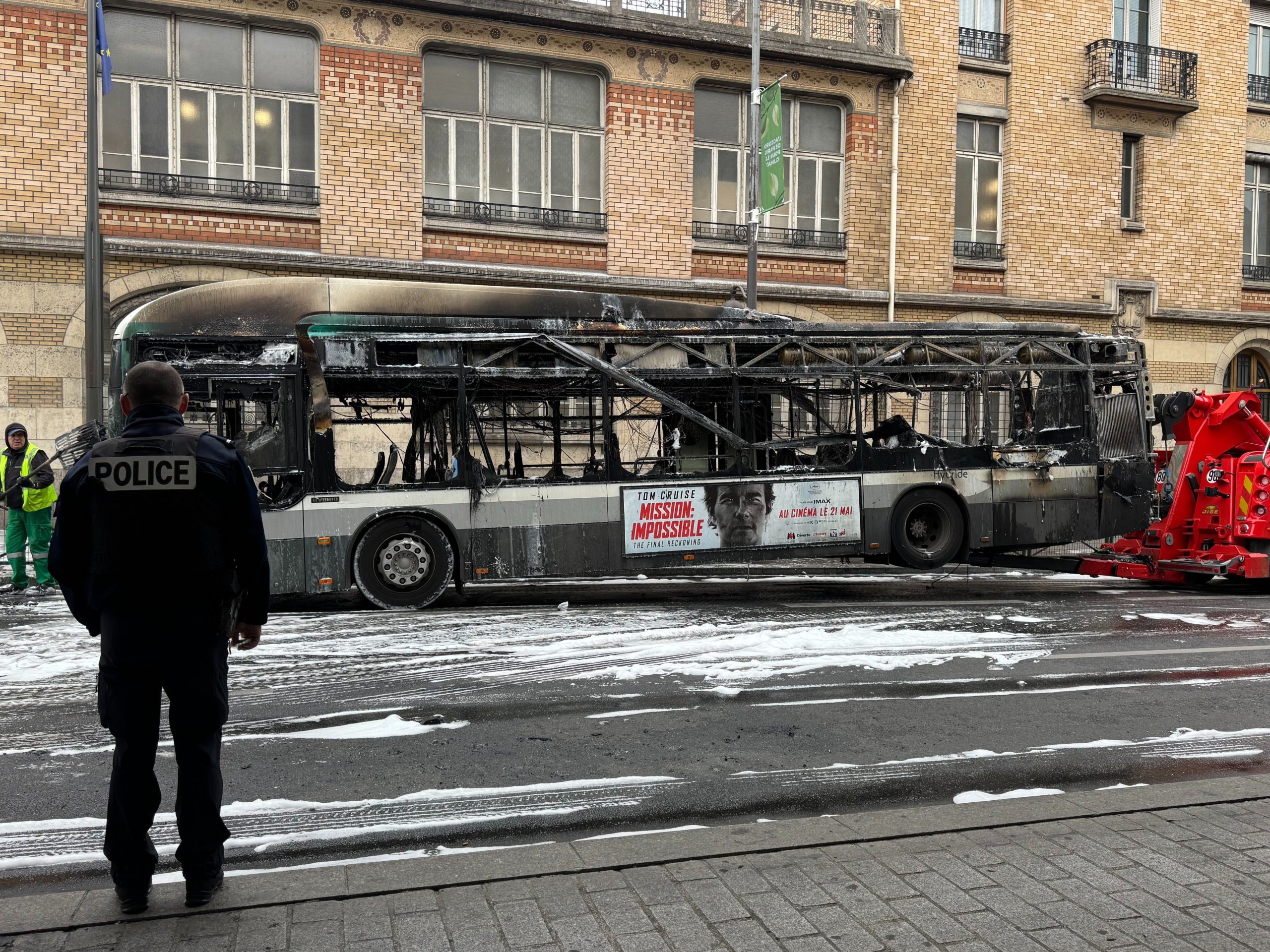 Paris : un bus de la RATP entièrement détruit par un incendie à la Porte d’Ivry