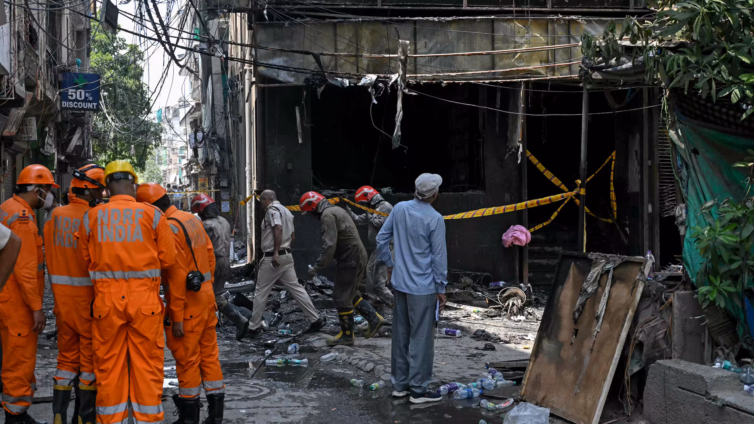 Inde : un incendie meurtrier dans un hôtel de New Delhi fait au moins 21 morts