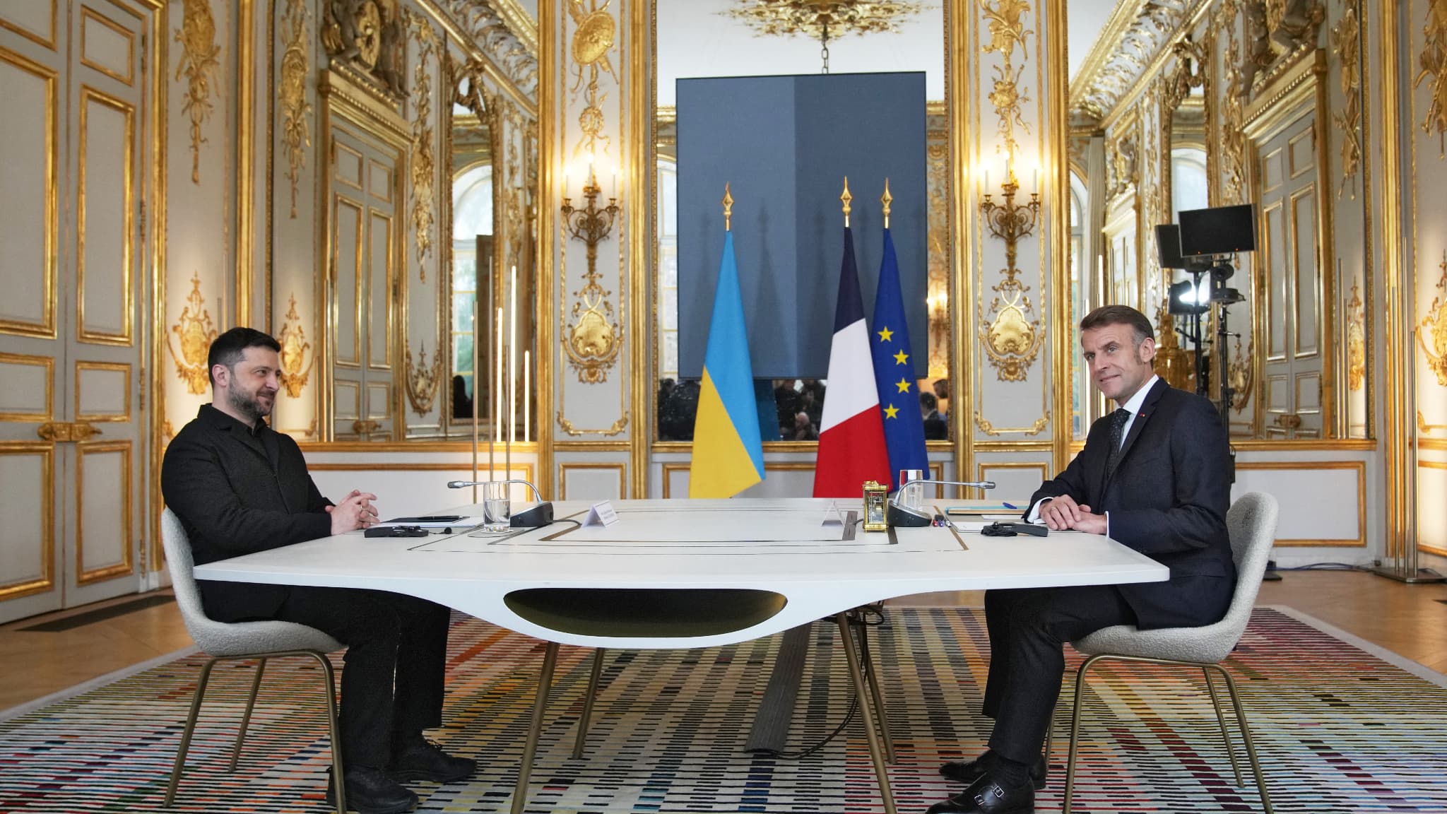 Macron salue l’initiative de Zelensky et appelle à relancer le dialogue avec Moscou