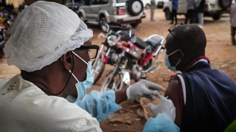 Ebola en Afrique : un impact économique et social potentiellement colossal