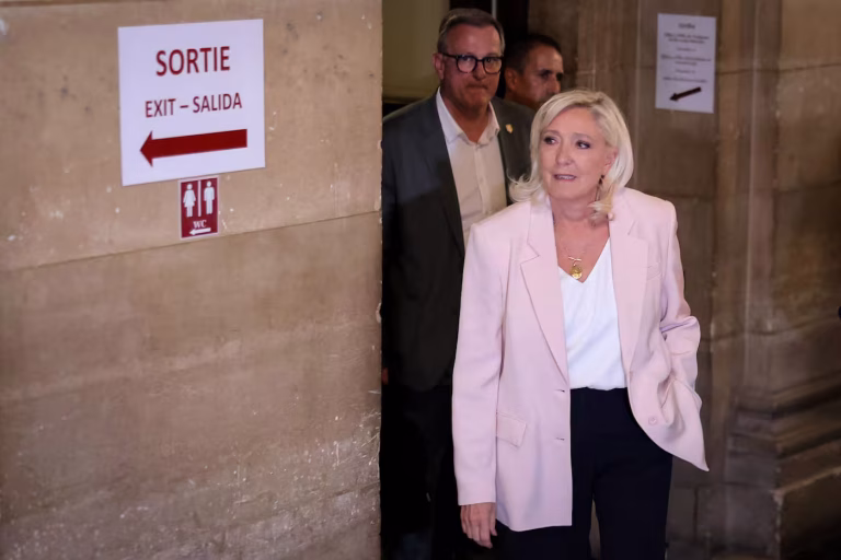 Marine Le Pen condamnée en appel : une peine allégée, mais l’incertitude plane sur 2027
