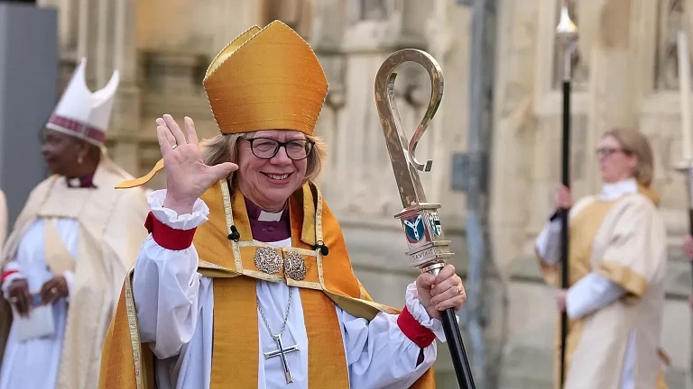 Sarah Mullally au Cameroun : une visite sous le signe de la paix et des tensions au sein de l&rsquo;Église anglicane
